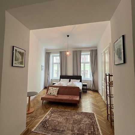 Centrally-Located Authentic Apartment Вена Экстерьер фото