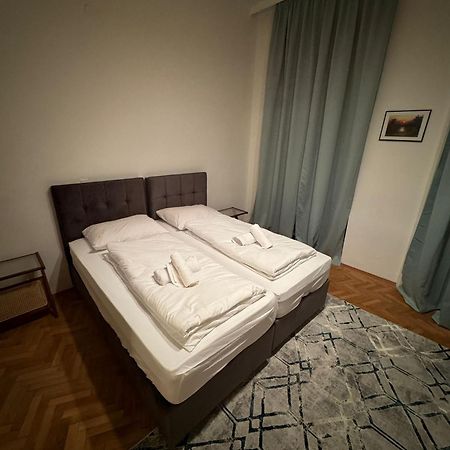 Centrally-Located Authentic Apartment Вена Экстерьер фото