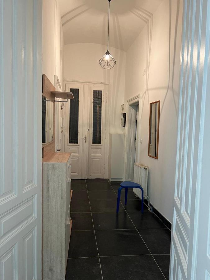 Centrally-Located Authentic Apartment Вена Экстерьер фото