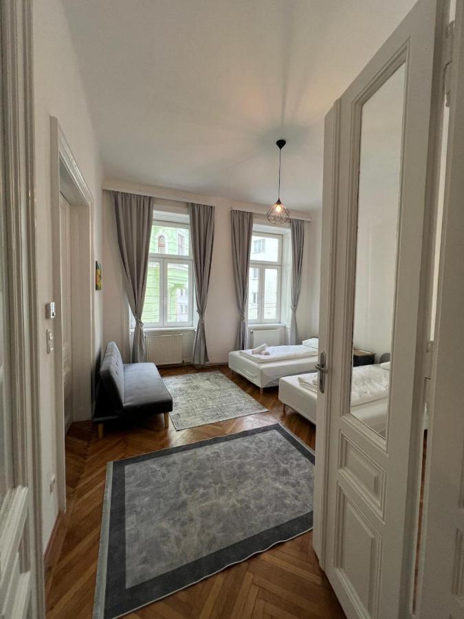 Centrally-Located Authentic Apartment Вена Экстерьер фото
