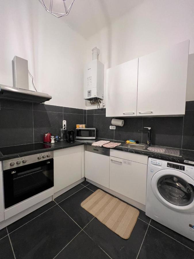 Centrally-Located Authentic Apartment Вена Экстерьер фото