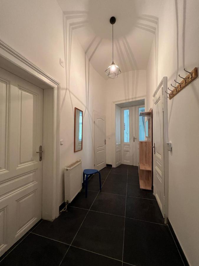Centrally-Located Authentic Apartment Вена Экстерьер фото