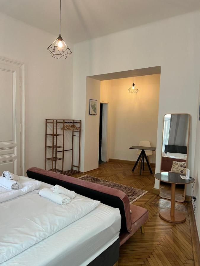Centrally-Located Authentic Apartment Вена Экстерьер фото