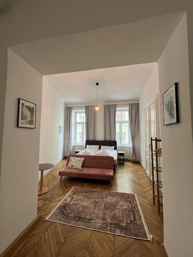 Centrally-Located Authentic Apartment Вена Экстерьер фото