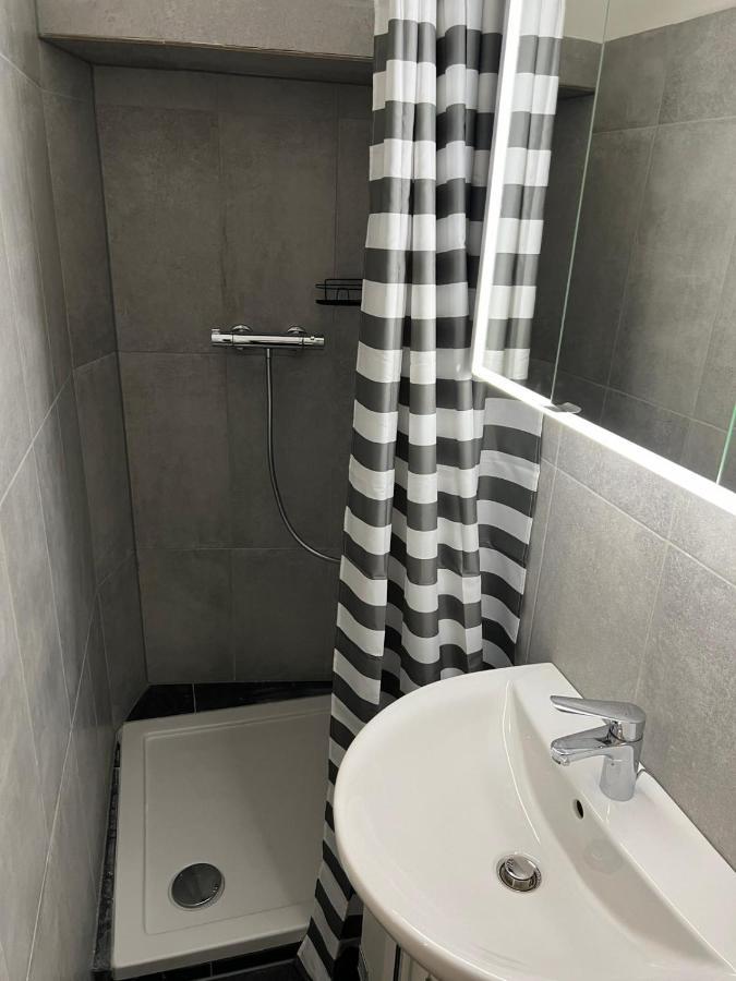 Centrally-Located Authentic Apartment Вена Экстерьер фото