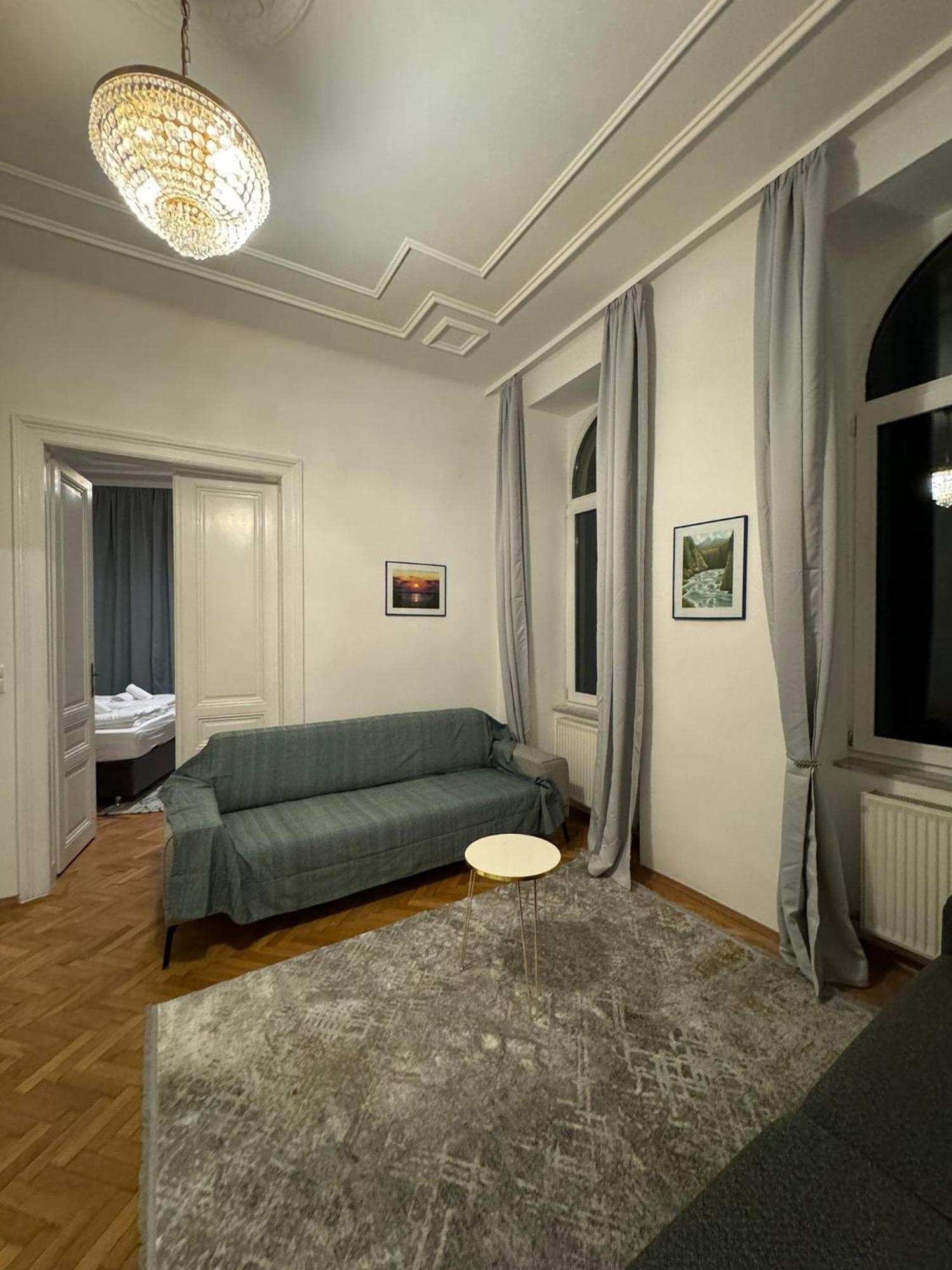 Centrally-Located Authentic Apartment Вена Экстерьер фото