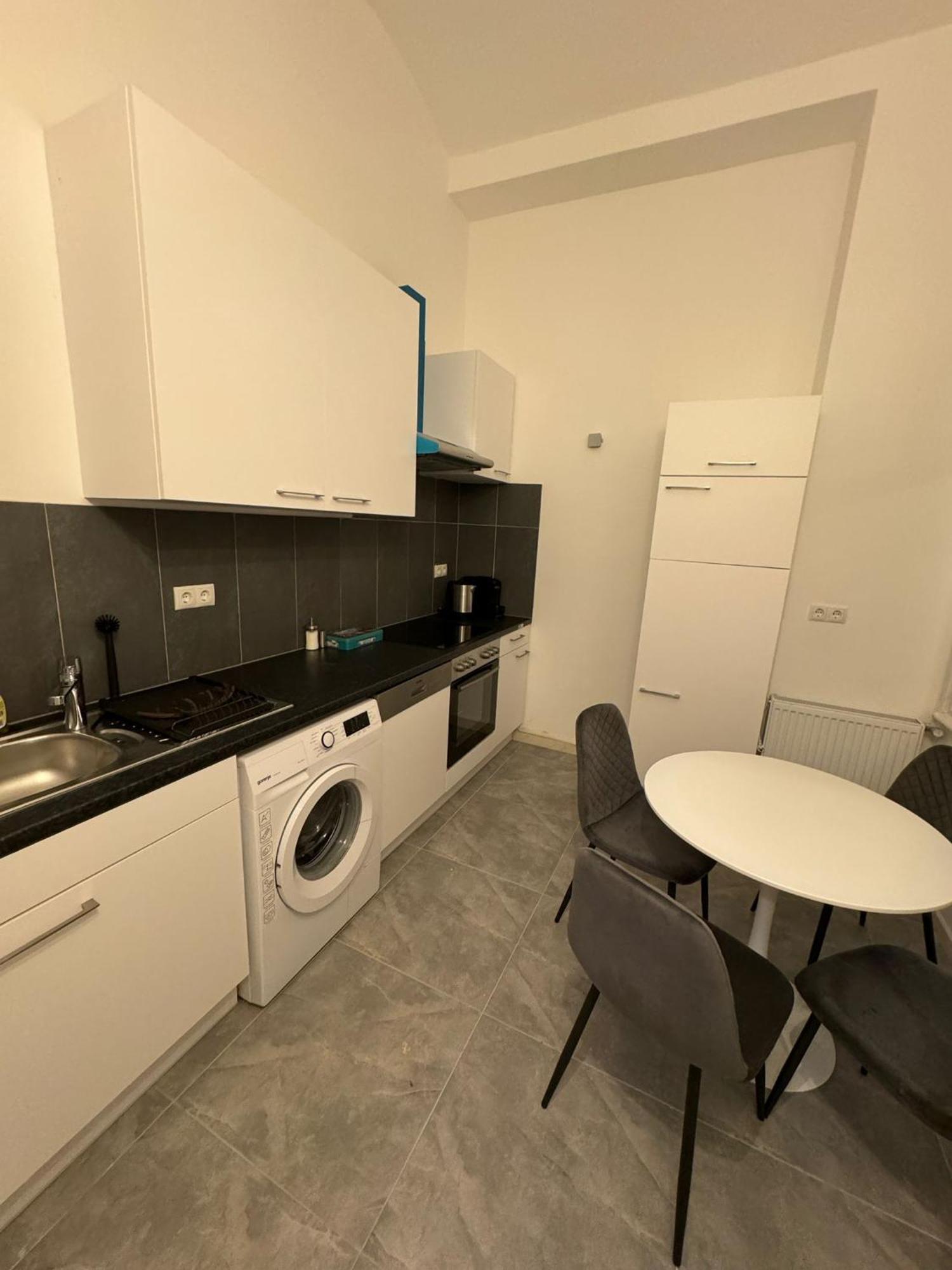 Centrally-Located Authentic Apartment Вена Экстерьер фото