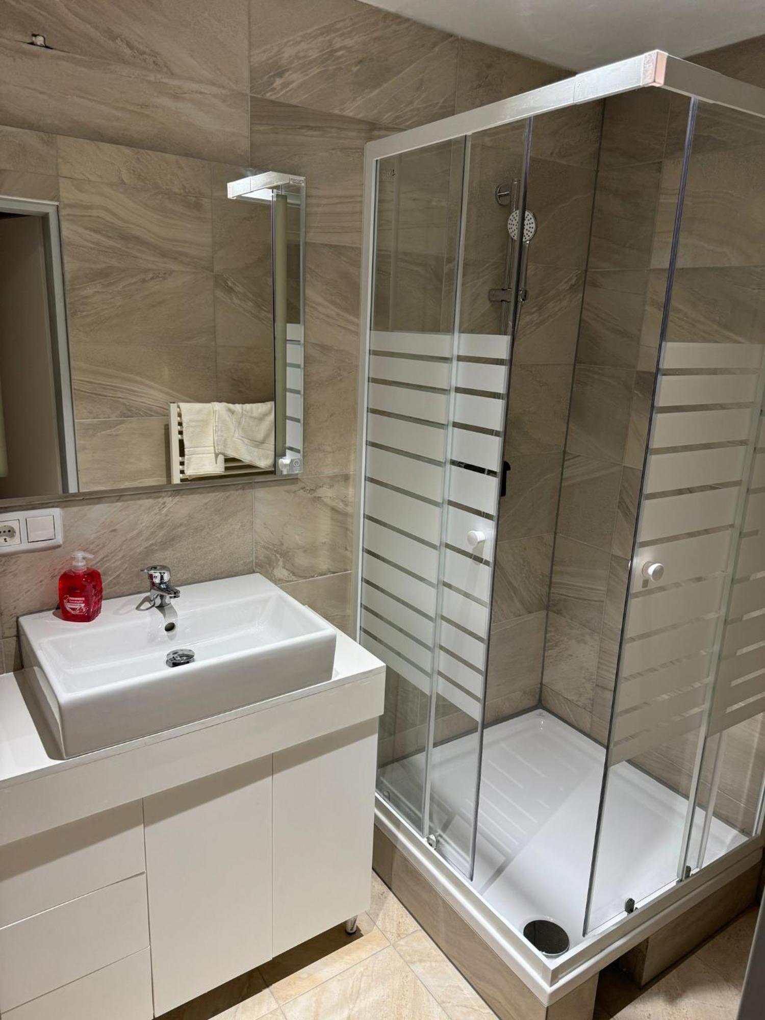 Centrally-Located Authentic Apartment Вена Экстерьер фото