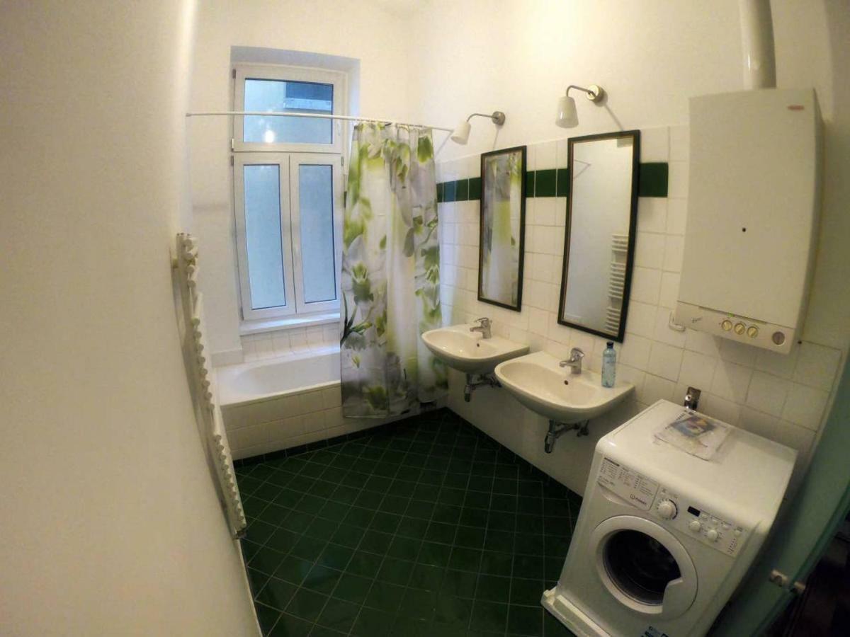 Centrally-Located Authentic Apartment Вена Экстерьер фото