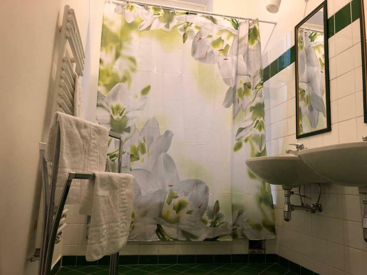 Centrally-Located Authentic Apartment Вена Экстерьер фото