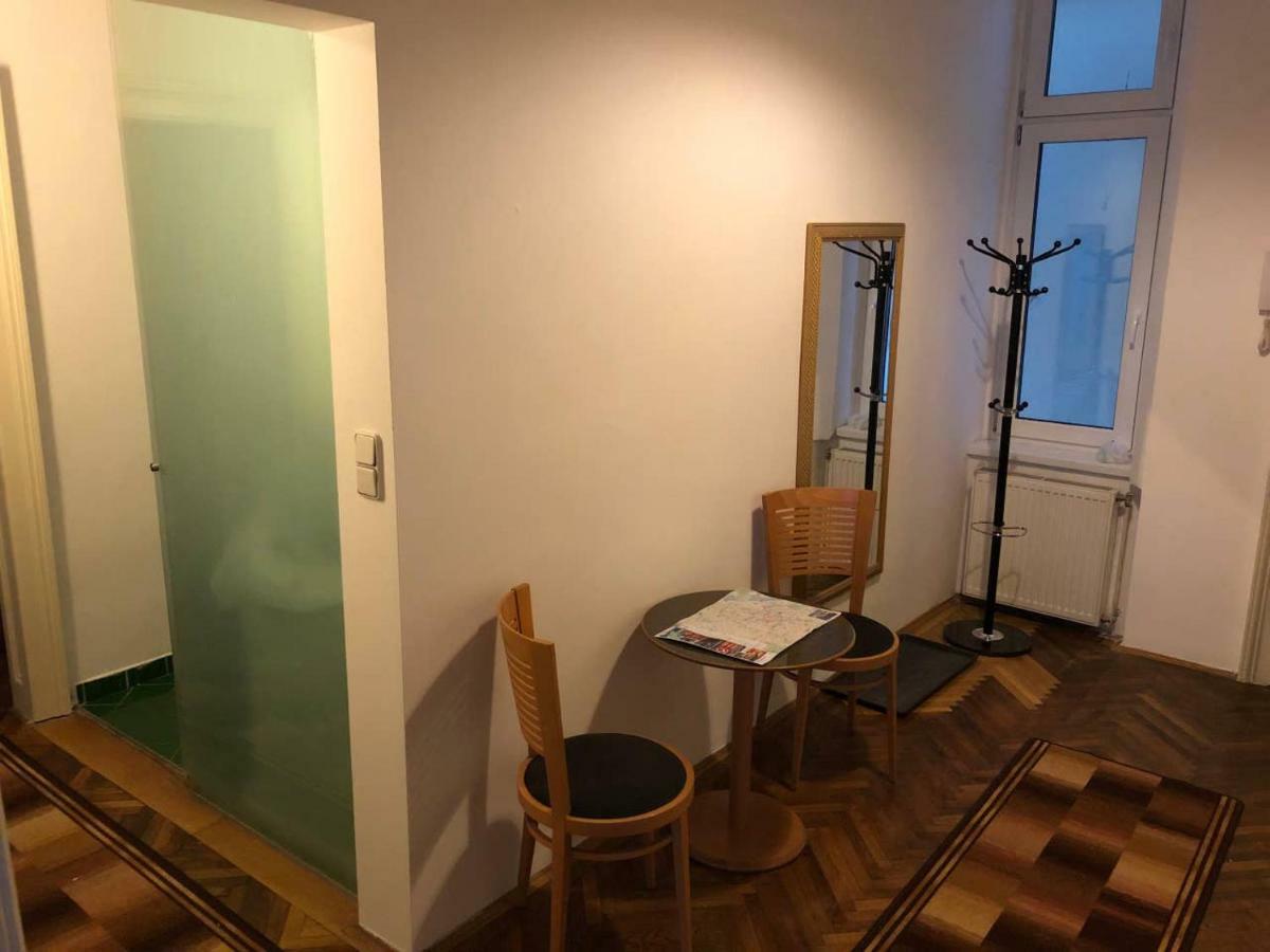 Centrally-Located Authentic Apartment Вена Экстерьер фото