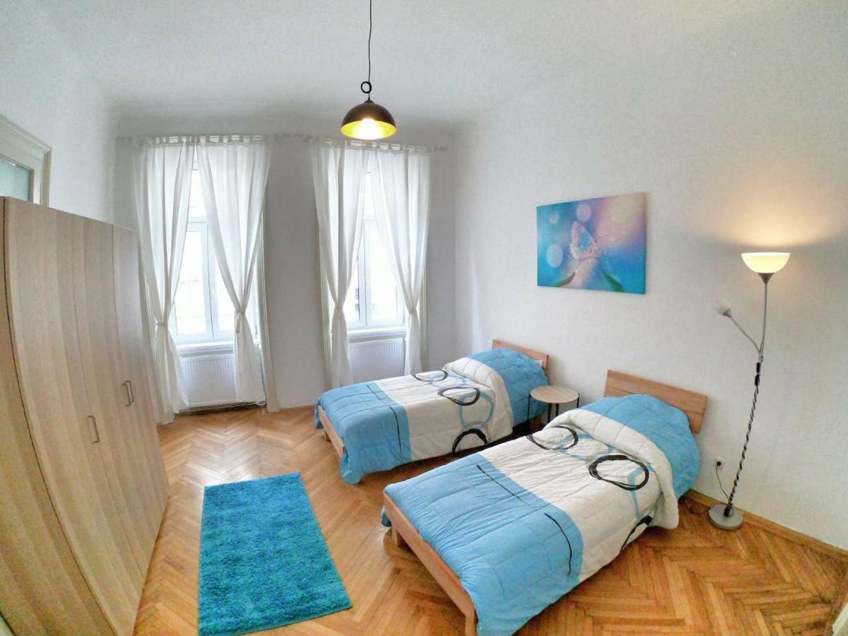 Centrally-Located Authentic Apartment Вена Экстерьер фото
